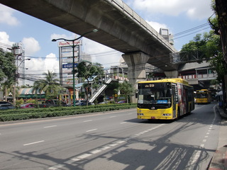バンコク市内　BTSパヤタイ駅付近を走るエアコン付きバス（2013年10月　筆者撮影）