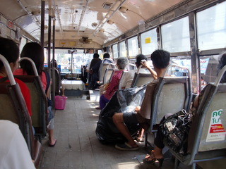  バンコク・トンブリ地区で乗車したエアコンなしバスの車内。（2013年10月　筆者撮影）