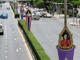 バンコクのパヤタイ通りに掲げられたシリントーン王女の肖像と誕生曜日色の「紫色」（2015年5月、筆者撮影）