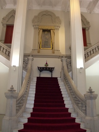 チュラロンコン大学文学部・旧校舎内の階段。正面には、ラーマ５世（チュラロンコン王）の写真が掲げられている。（筆者撮影）