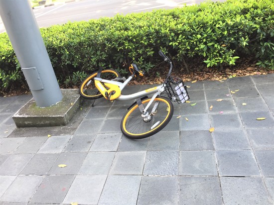 朝の通勤時間帯に歩道に乗り捨てられていたシェア自転車（筆者撮影）