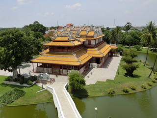 アユタヤ県のバーンパイン離宮内にある中国風の宮殿「明天殿（プラ・ティナン・ ウェーハート・チャルムーン）」。タイ国中華総商会の寄付により1889年に建築された。（筆者撮影）