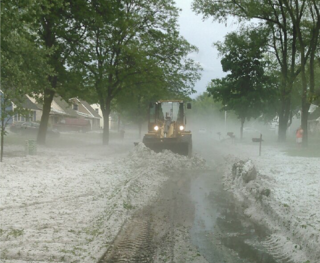 雹の後の道路整備