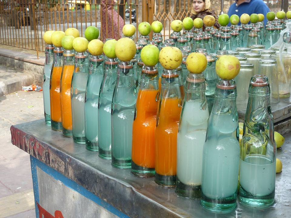 市場で売られているレモネード（インド）