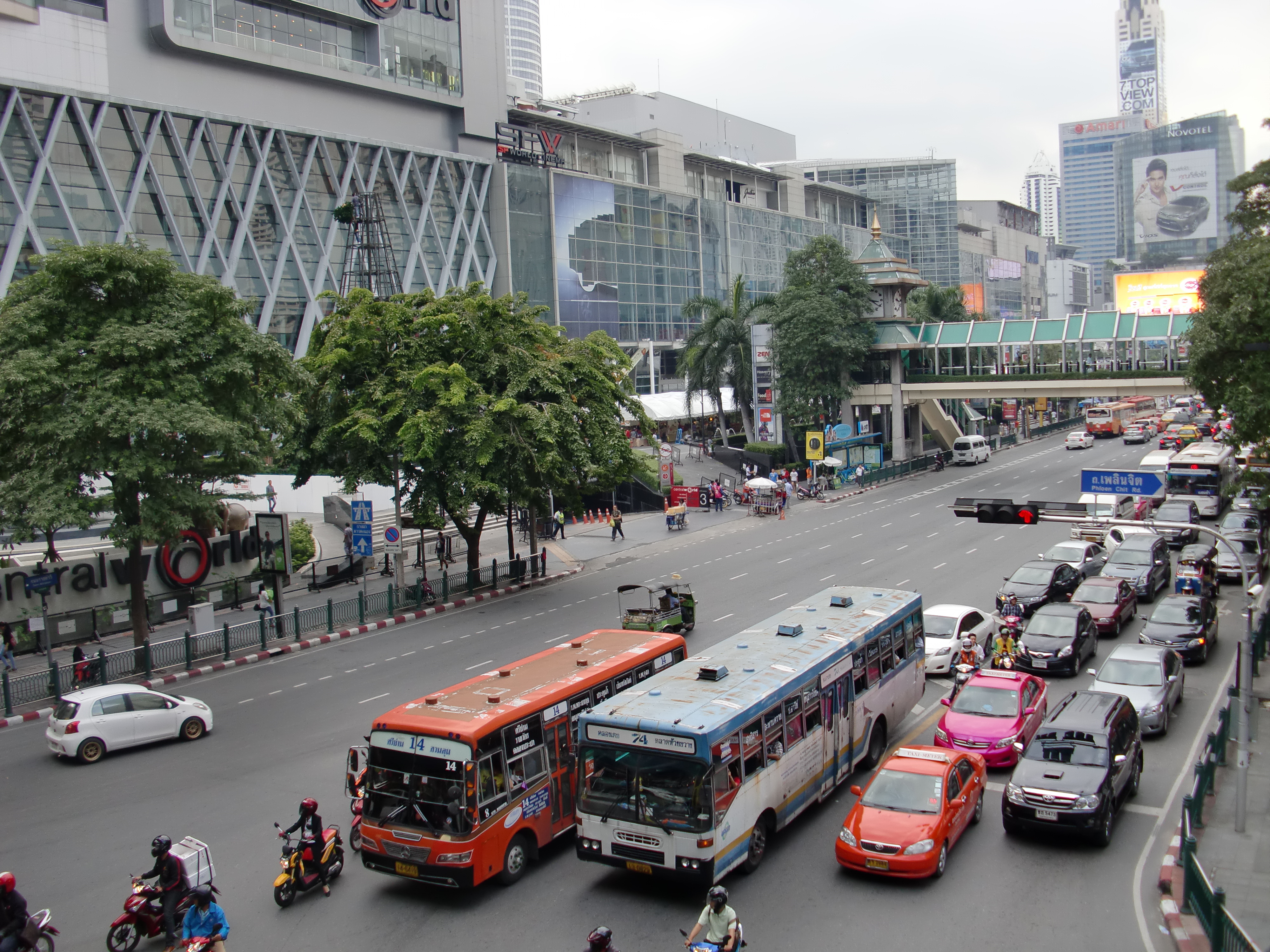 バンコクのラチャダムリ通りに面した大型ショッピングセンター「セントラル・ワールド」。向かって左側にはZENデパート、右側にはバンコク伊勢丹が入っている。（筆者撮影）