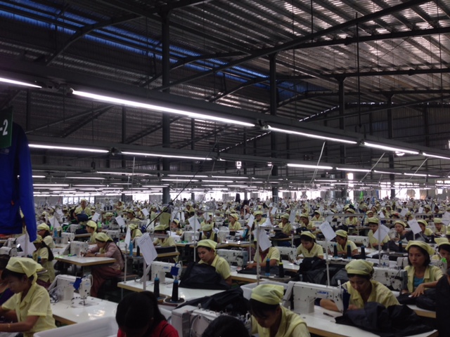 現地縫製工場で働くミャンマー人労働者