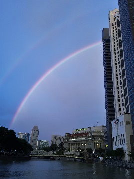 雨後のレインボーを見ることができるか？　2016年9月30日、金融街横のボートキーから撮影した鮮やかな二重の虹。（筆者撮影）