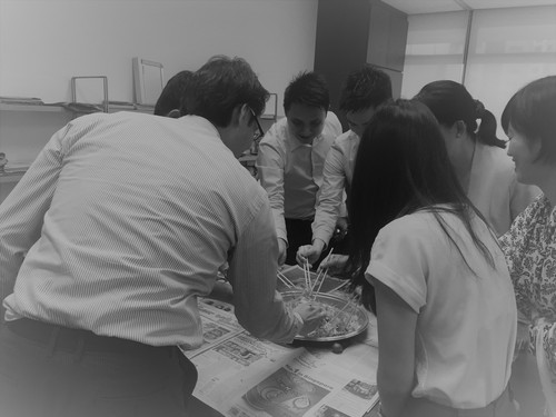 総数8名の某オフィスの人員構成はシンガポール人1名、PR3名、EP4名（うちPR・EPの内訳は日本人5名、東南アジア人2名）