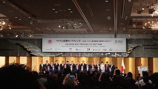 ベトナム投資カンファレンスの様子（中央に安倍首相とフック首相）