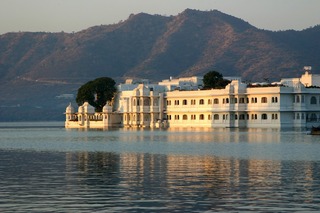ラジャスタン州（インド北西部）の湖