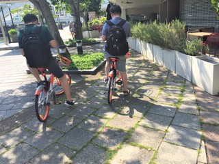 朝の通勤時間帯に歩道に乗り捨てられていたシェア自転車（筆者撮影）のサムネイル画像