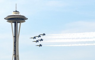 シアトルの空を飛ぶブルーエンジェルス