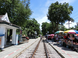 泰緬鉄道のクウェー川鉄橋駅のホーム（筆者撮影）