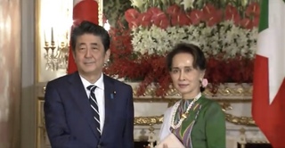安倍首相との会談に臨むスーチー国家顧問