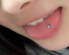 舌にピアス