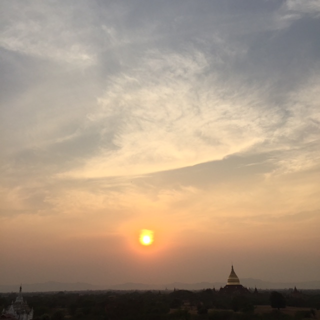 バガンに沈む夕日